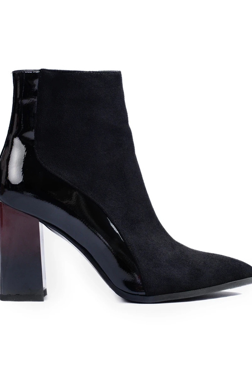 of suede black Inomens boots on the heel of suede black Inomens boots on the heel