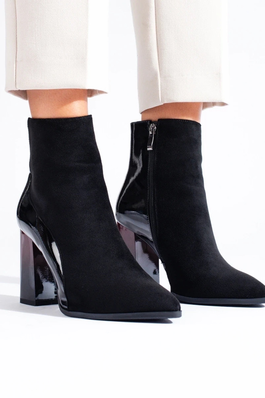 of suede black Inomens boots on the heel of suede black Inomens boots on the heel