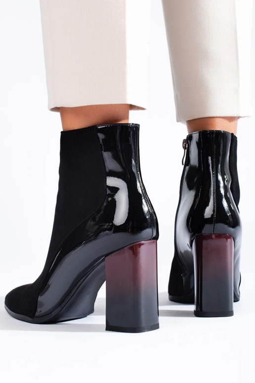 of suede black Inomens boots on the heel of suede black Inomens boots on the heel