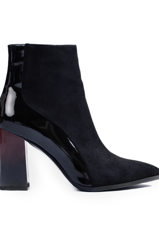 of suede black Inomens boots on the heel of suede black Inomens boots on the heel