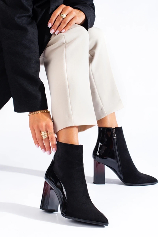 of suede black Inomens boots on the heel of suede black Inomens boots on the heel