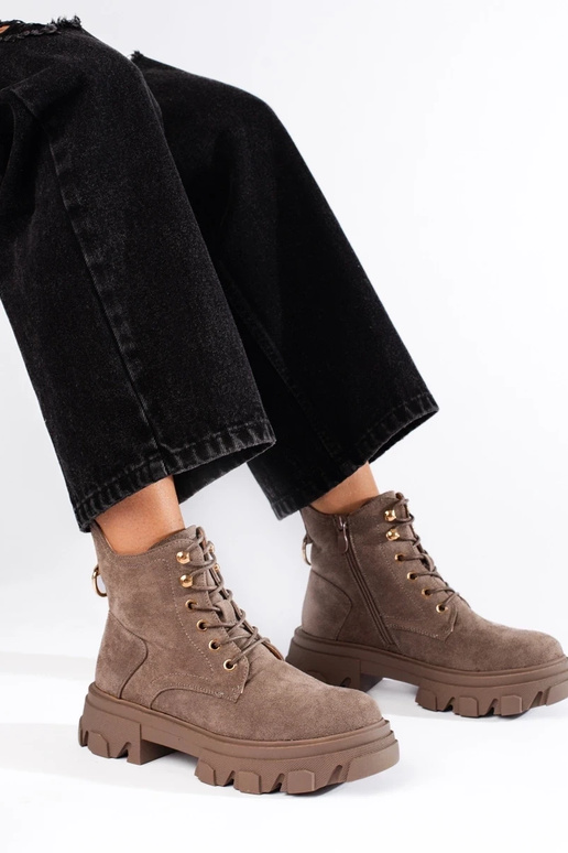 of suede Inomens boots on a thick sole