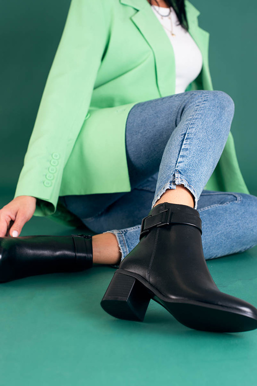 The classic model black Inomens boots...