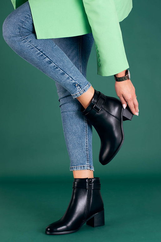 The classic model black Inomens boots...