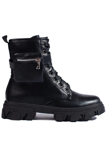 INomens boots Inith a handbag