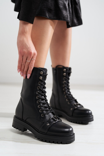 INomens boots Inith a high... 2
