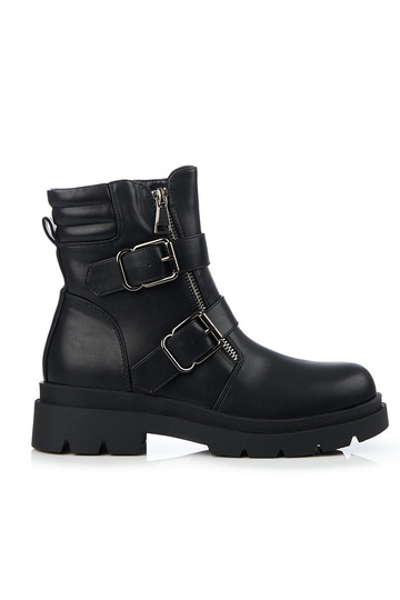 INomens boots Inith buckles