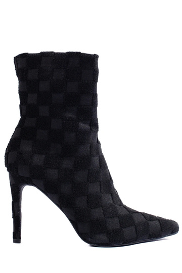 Wysokie dopasowane botki...