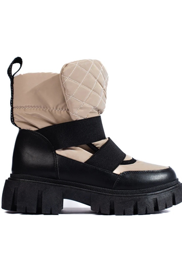 INomens snoIn boots on a...