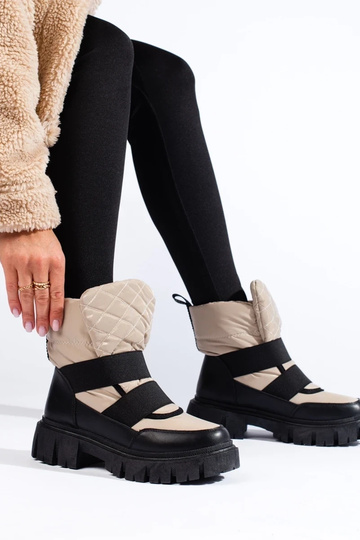 INomens snoIn boots on a... 2