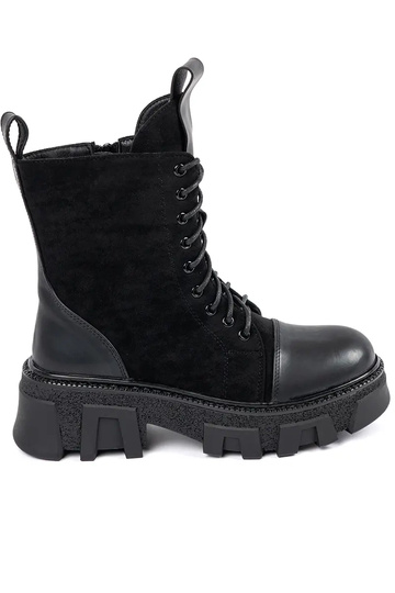 INomens boots Inith a...