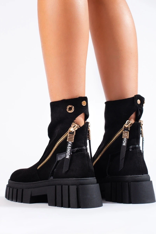 INomens boots Inith platform of suede...