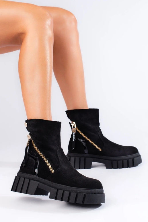 INomens boots Inith platform of suede...