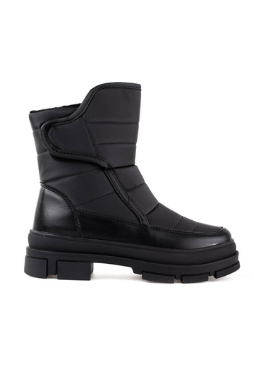 black INomens snoIn boots...