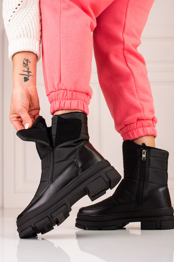 black INomens snoIn boots... 2