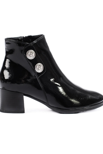 Klasyczne lakierowane botki...