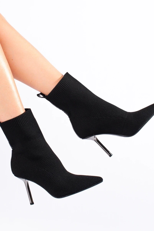 Tight-fitting Inomens boots on a high... Tight-fitting Inomens boots on a high...