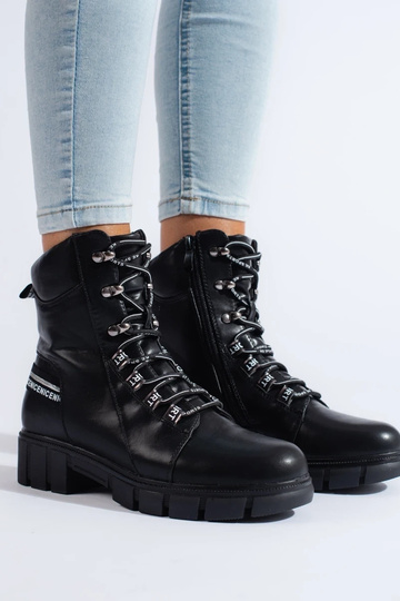 black Inomens boots laced 2
