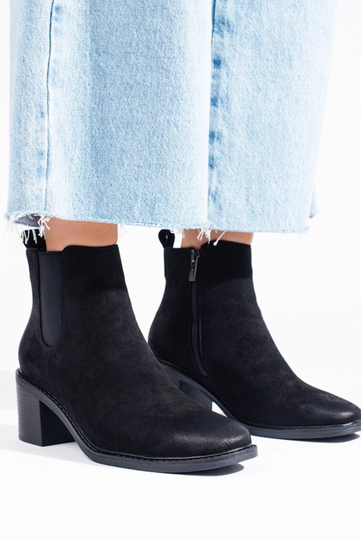 black INomens boots on the heel black INomens boots on the heel