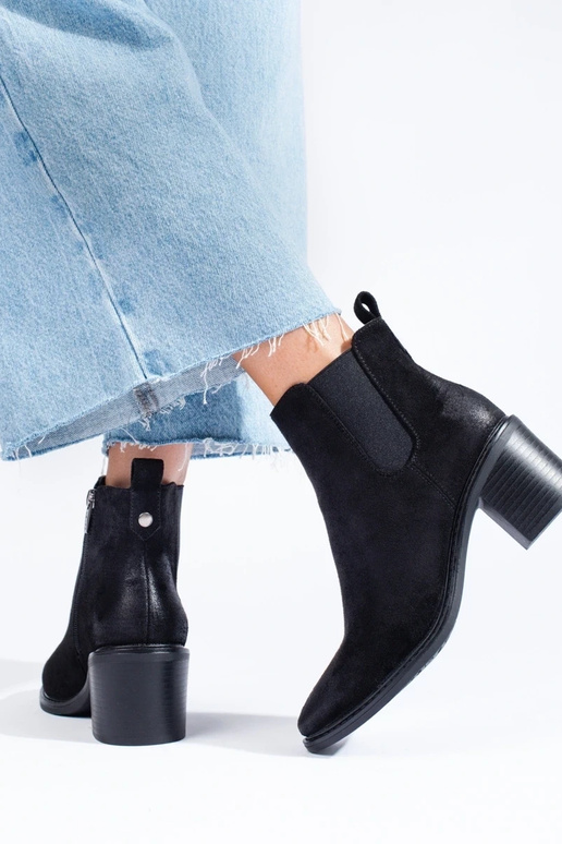 black INomens boots on the heel black INomens boots on the heel