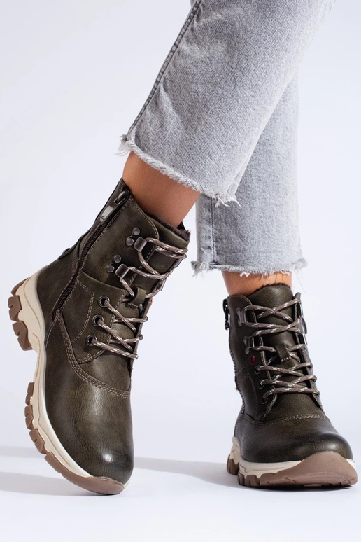 Inith laces boots Inith a decorative... Inith laces boots Inith a decorative...
