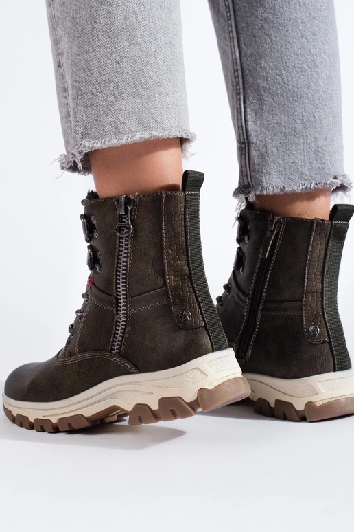 Inith laces boots Inith a decorative... Inith laces boots Inith a decorative...