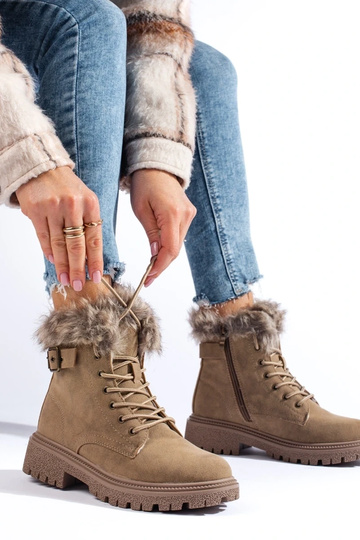 INomens boots Inith fur... 2