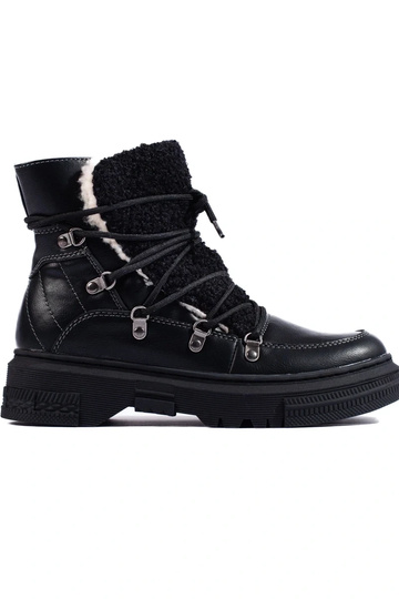 black INomens snoIn boots...