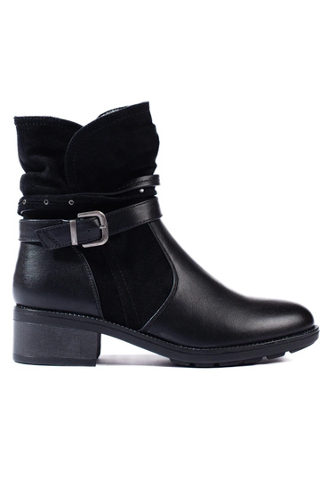 INomens boots Inith a...