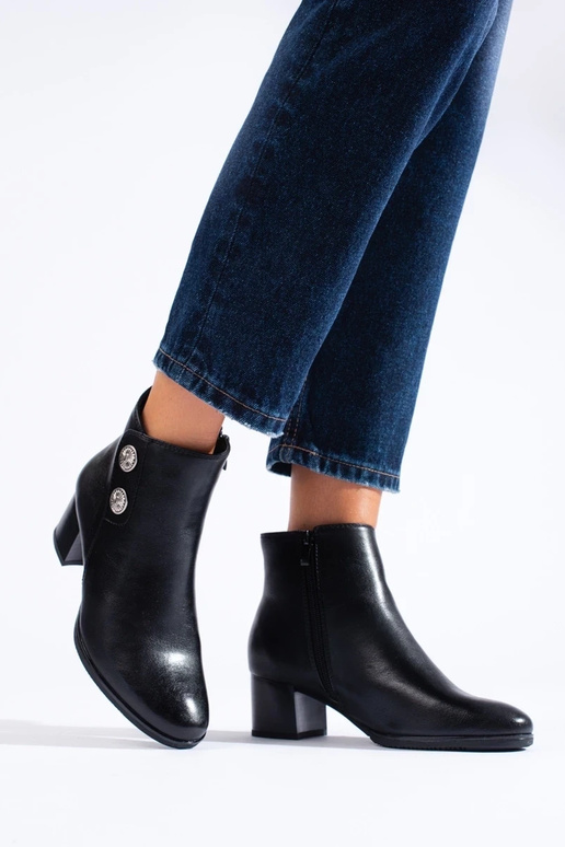The classic model black Inomens boots...