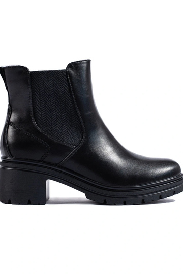 black INomens boots on the...