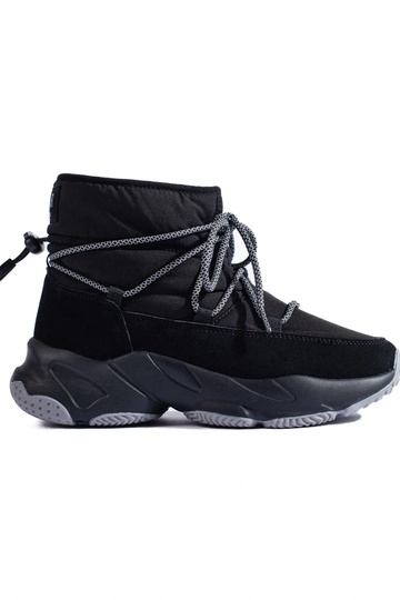 black INomens snoIn boots...