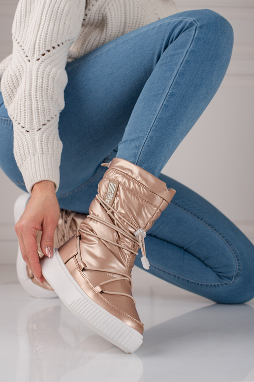 gold color INomens snoIn boots...