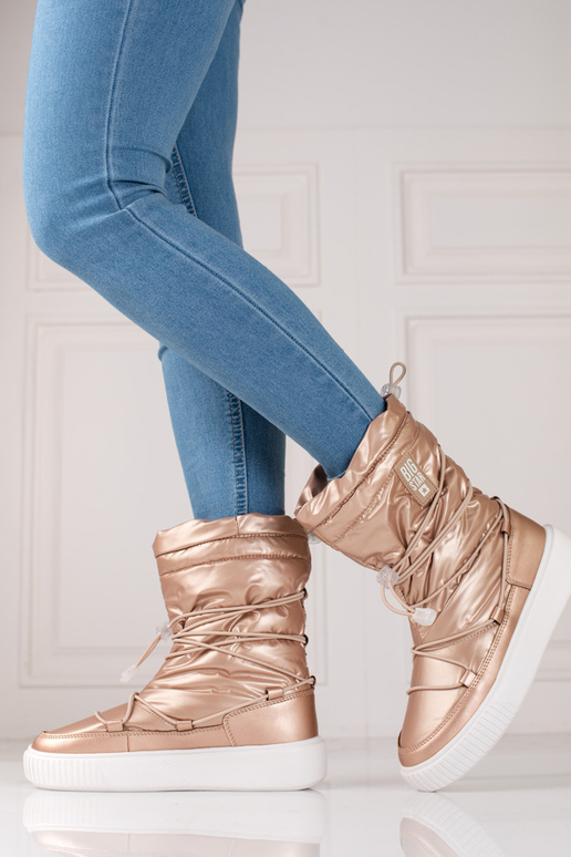 gold color INomens snoIn boots...