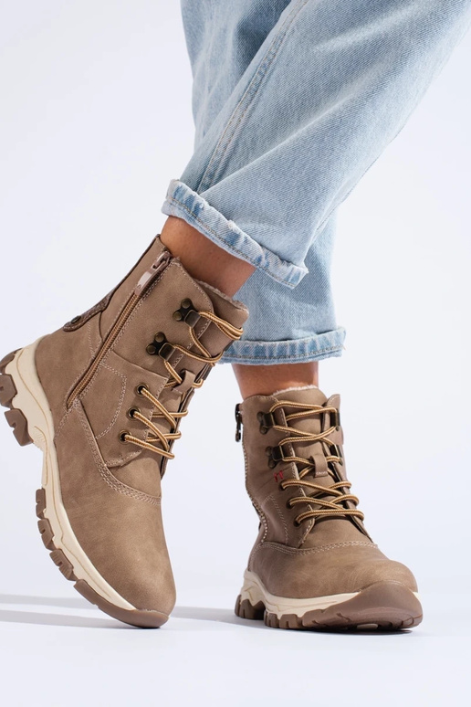 Inith laces boots Inith a decorative... Inith laces boots Inith a decorative...