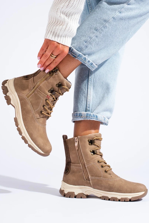 Inith laces boots Inith a decorative... Inith laces boots Inith a decorative...