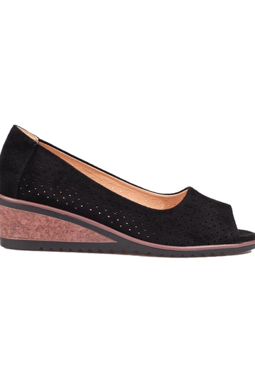 with elements of openwork...