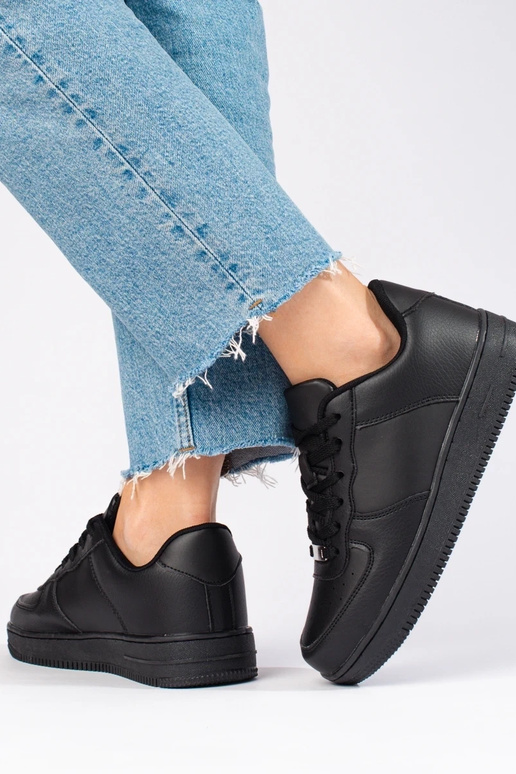 The classic model black sneakers... The classic model black sneakers...