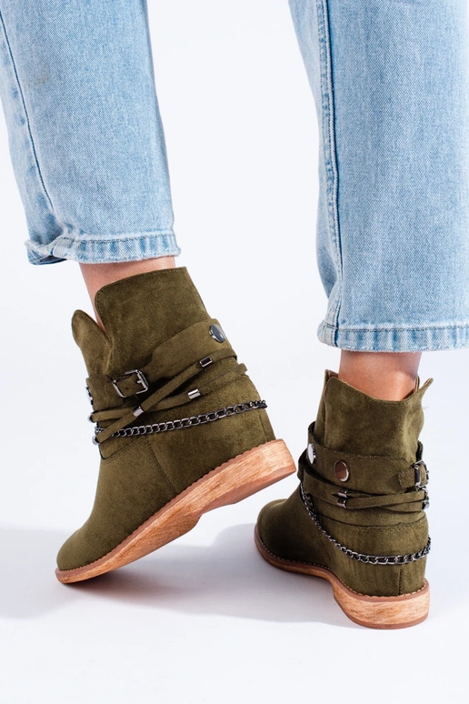 of suede Inomens boots on a Inedge green