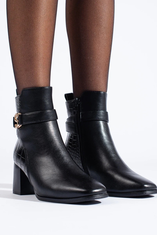 Elegant style black Inomens boots on...