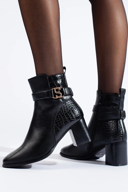 Elegant style black Inomens boots on...