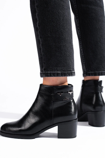 The classic model black... 2