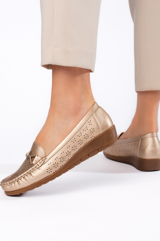 Złote mokasyny damskie