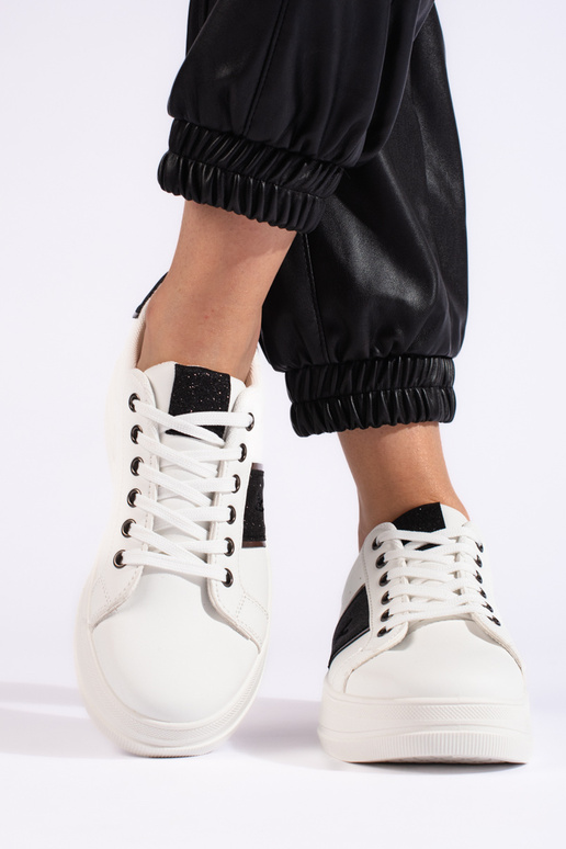 Białe sneakersy sportowe