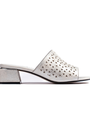 Ażurowe srebrne klapki na...