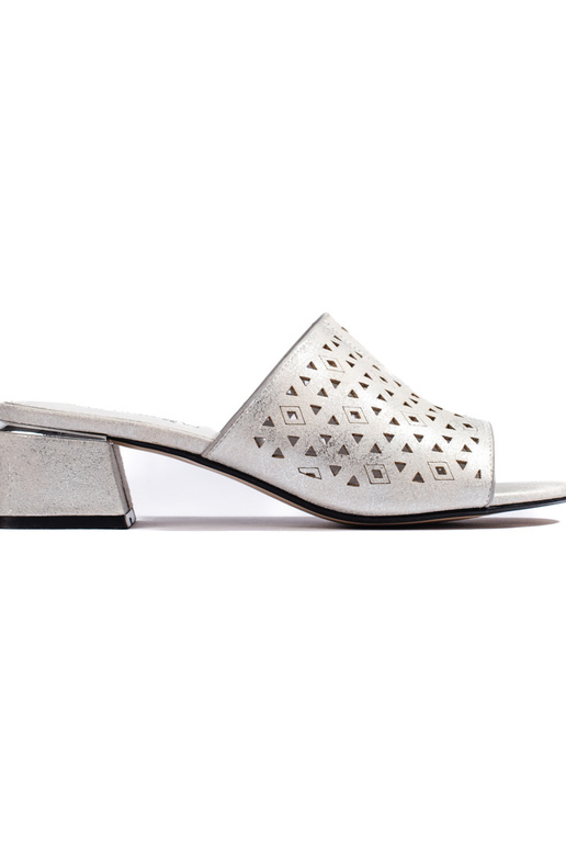 Ażurowe srebrne klapki na niskim słupku