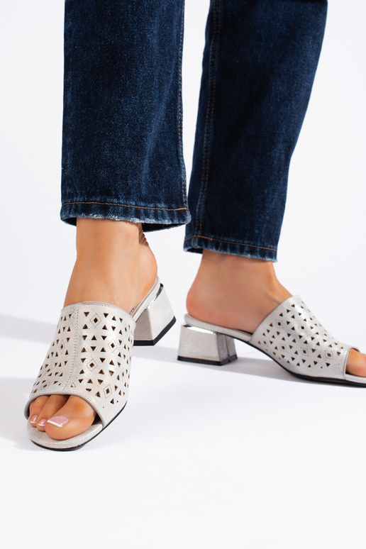 Ażurowe srebrne klapki na niskim słupku