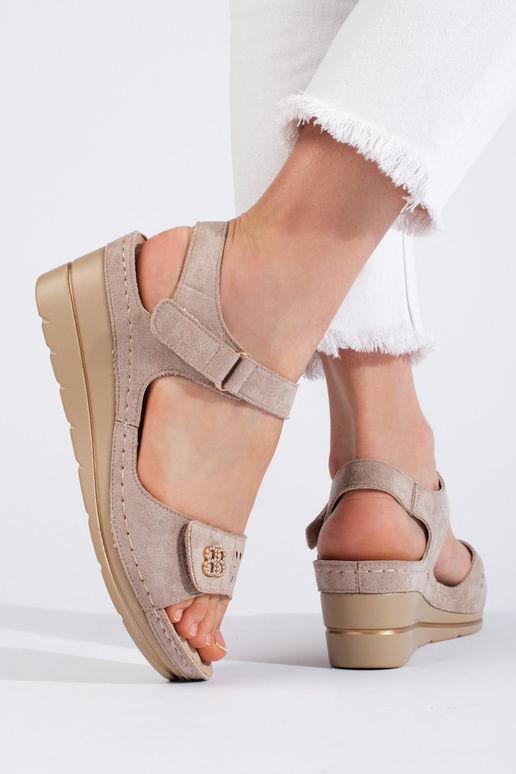 beige of suede sandals