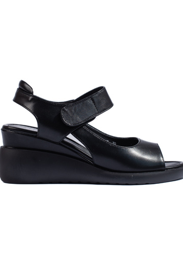 Comfortable black sandals...