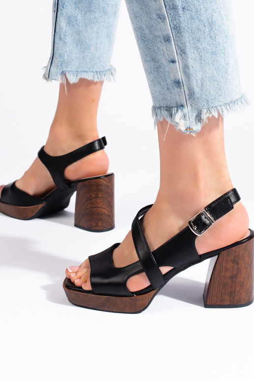 Czarne sandały na szerokim słupku...